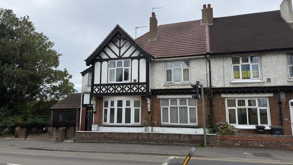 Lot: 167 - VACANT SEMI-DETACHED HOUSE WITH POTENTIAL - Exterior Image of front of property from street